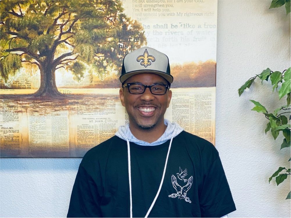 volunteer-man-in-front-of-picture