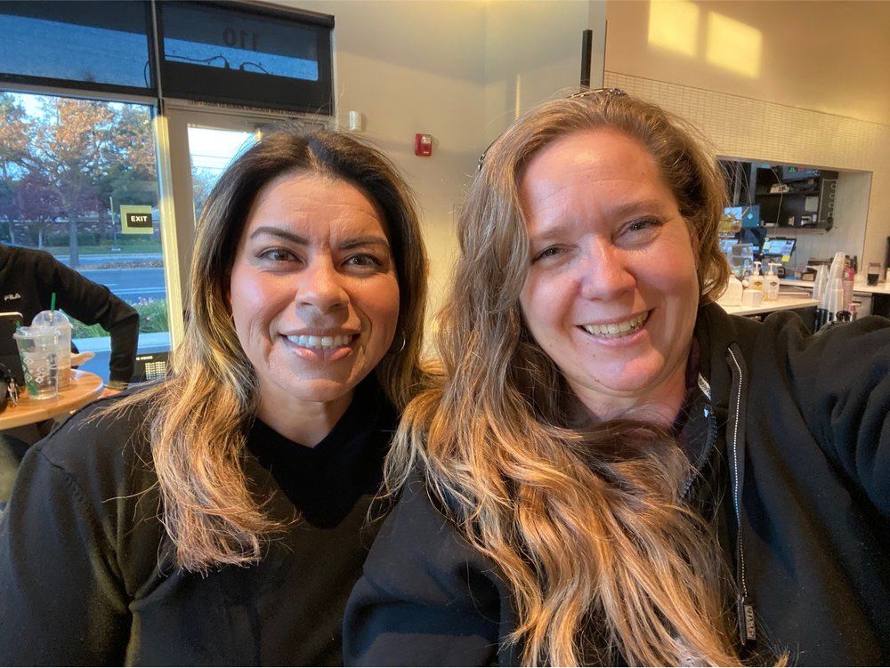 volunteer-woman-in-starbucks